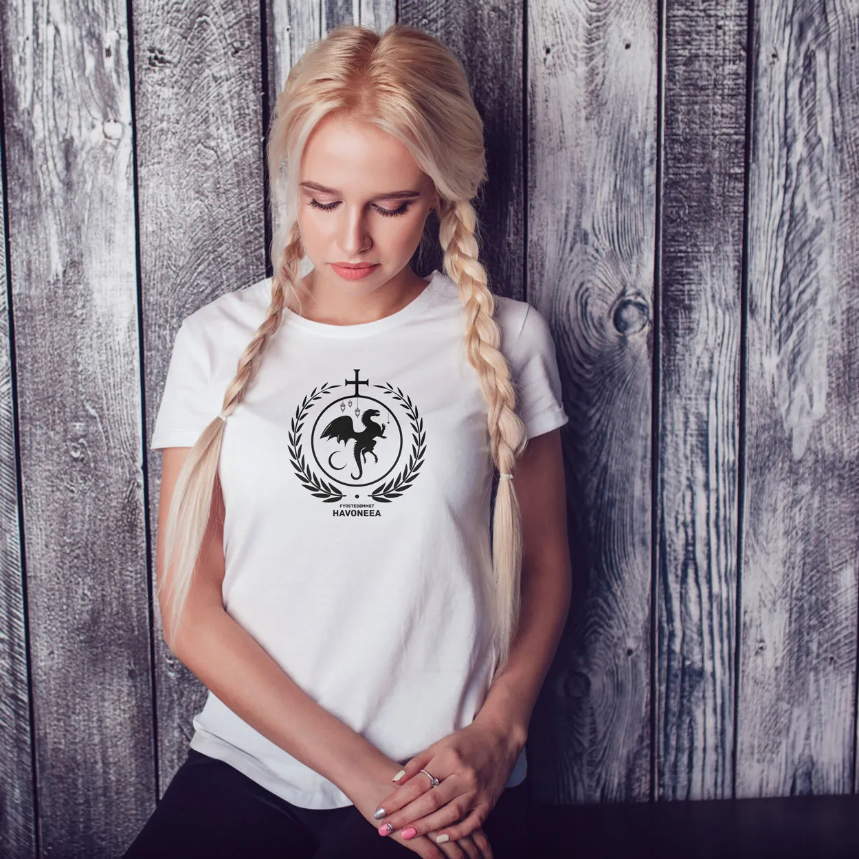 White T-shirt with the coat of arms of Havoneea