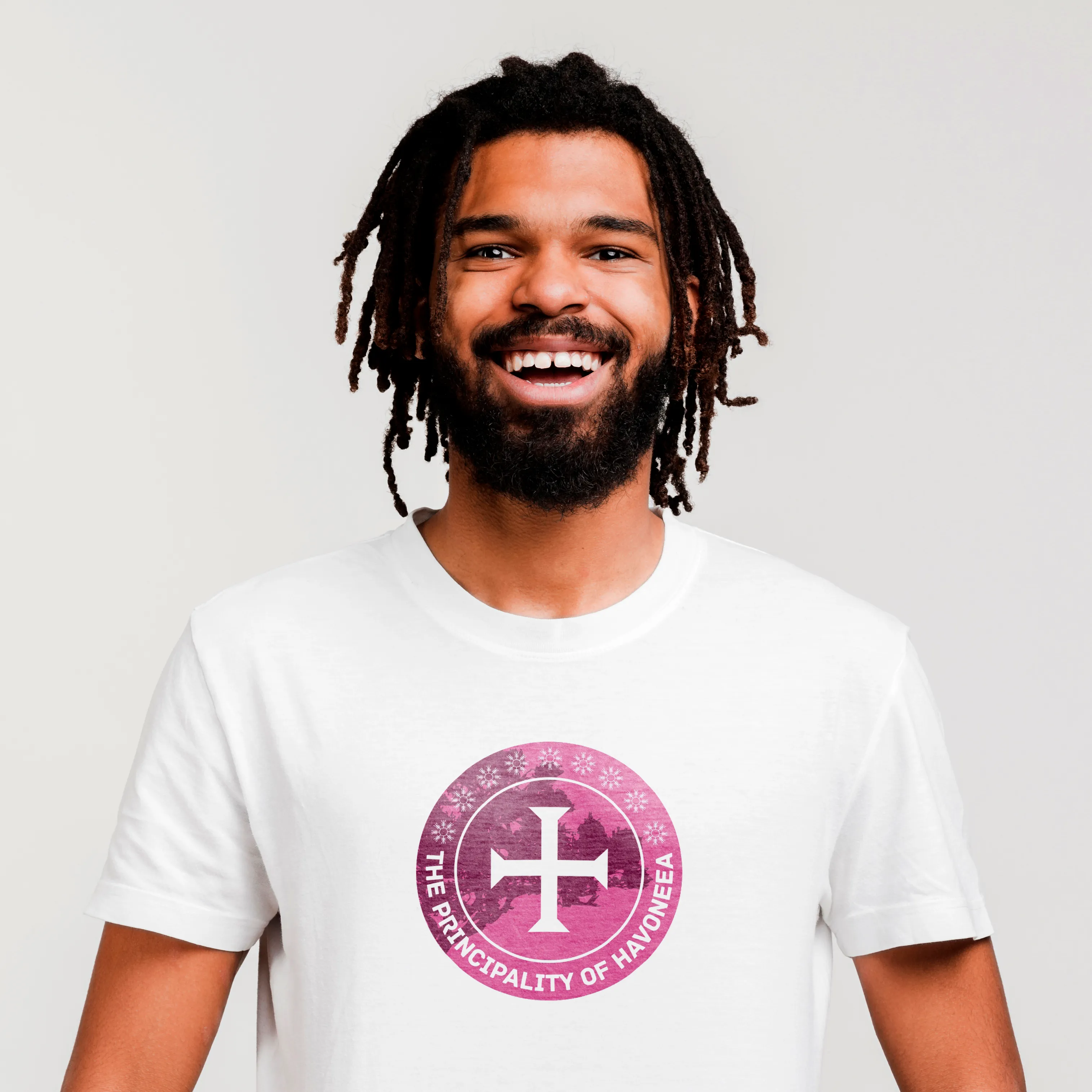 A man wearing the Havoneea seal T-shirt